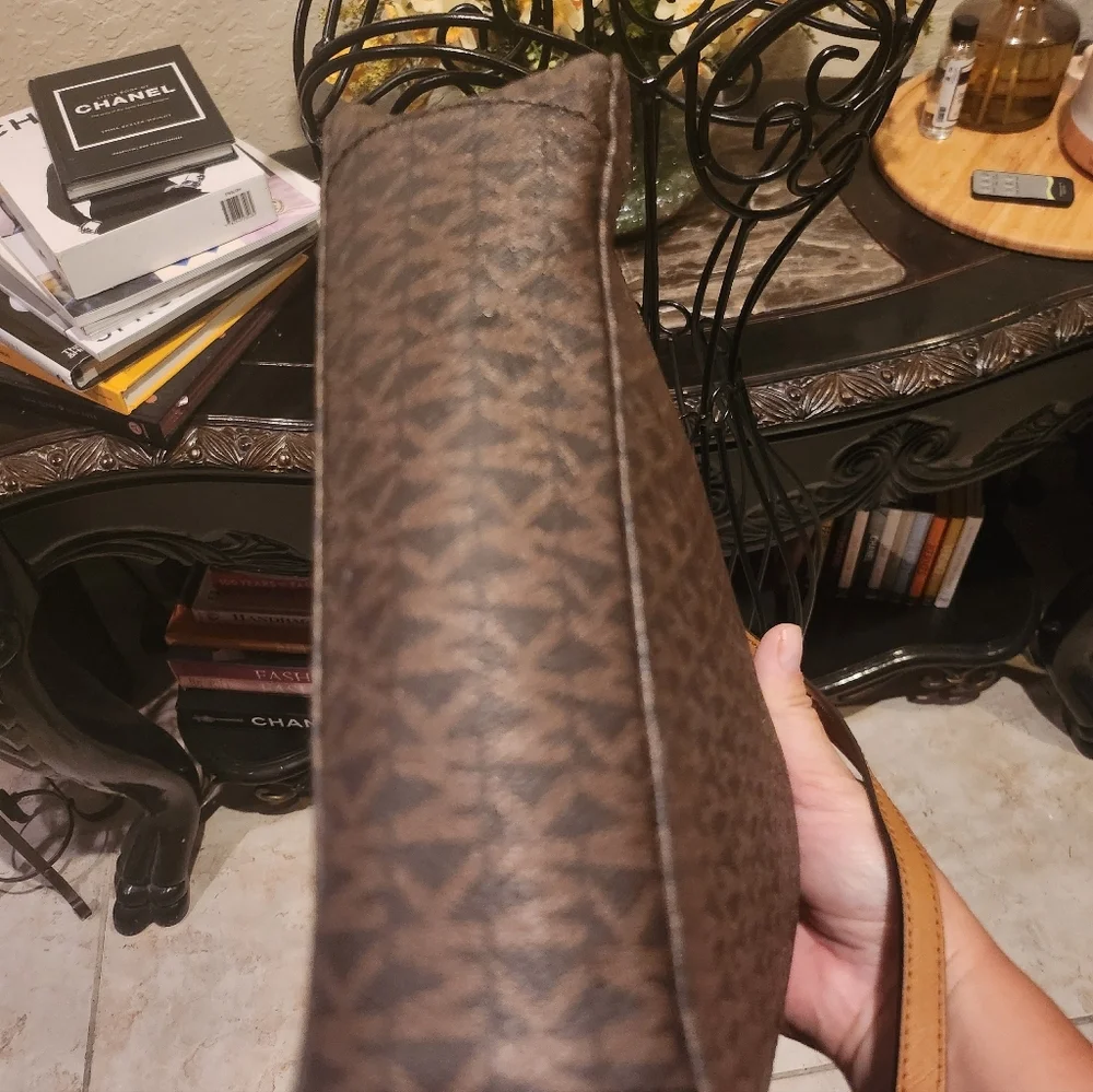 Michael Kors Signature crossbody bag
